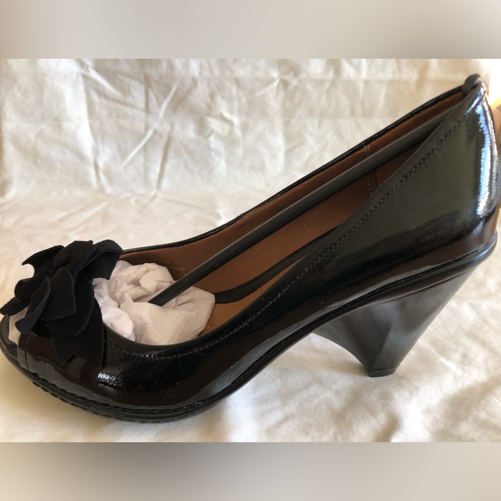 ONSALE 🛍️Geox Respira Fine Quality Smooth Patent LeatherPeepToe Shoes. Size 6 M